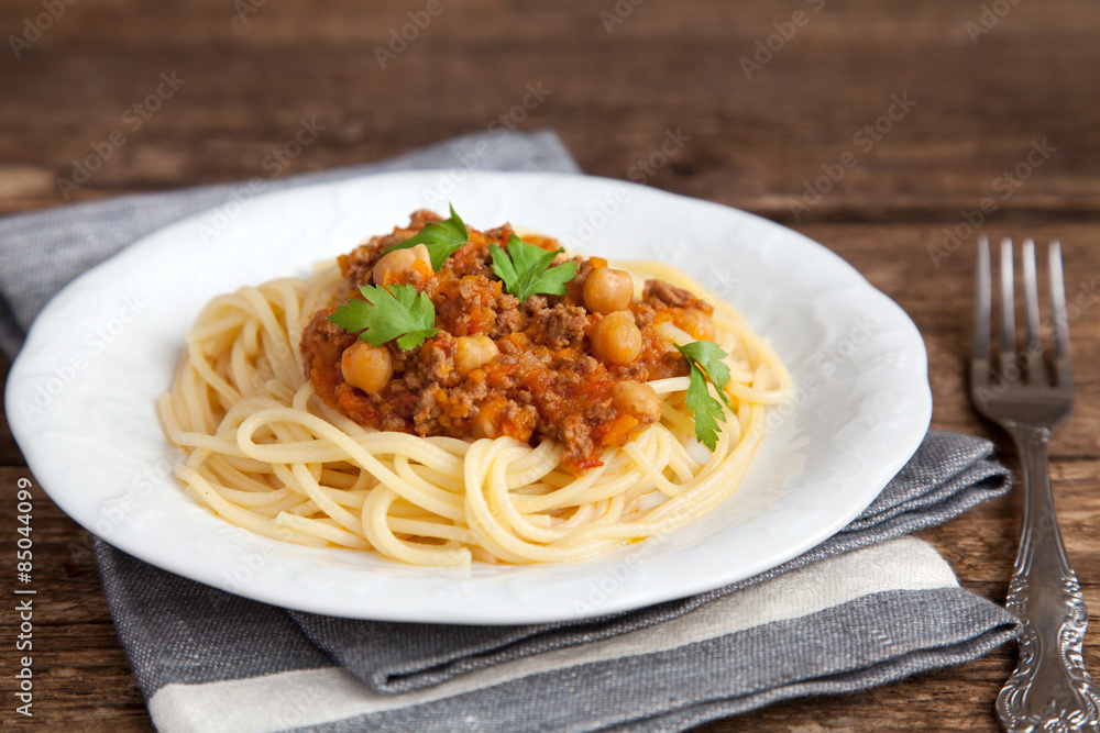 Spaghetti with tomato meat sauce, chickpeas and parsley Spaghetti with tomato meat sauce, chickpeas and parsley