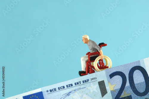 Kunststoff-Figur auf Banknoten