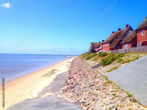 Insel Sylt - Häuser mit Reetdach am Strand photo