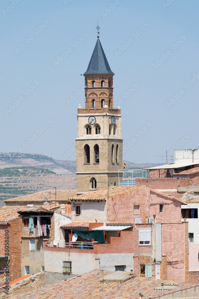 Campanario de la Iglesia San Pedro de Fraga en Aragón, España