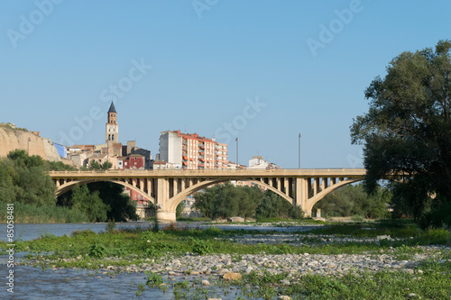 Río Cinca a su paso por Fraga en Aragón, España