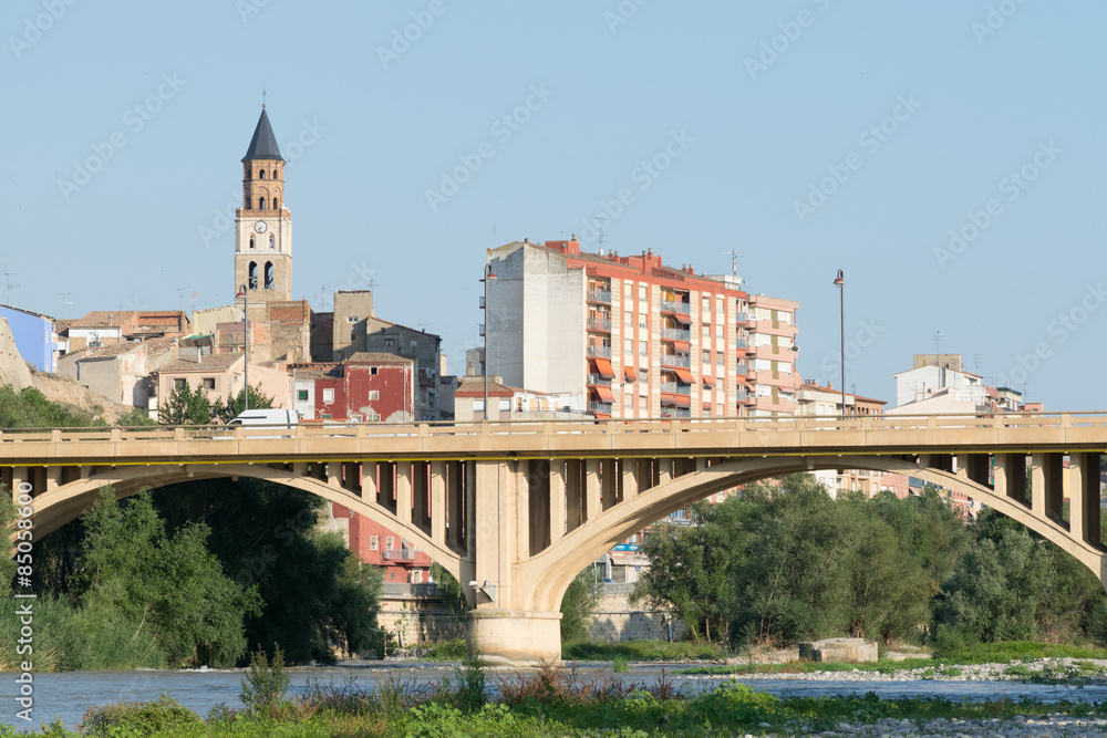 Río Cinca a su paso por Fraga en Aragón, España
