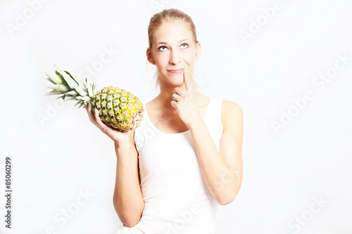 Frau mit Ananas