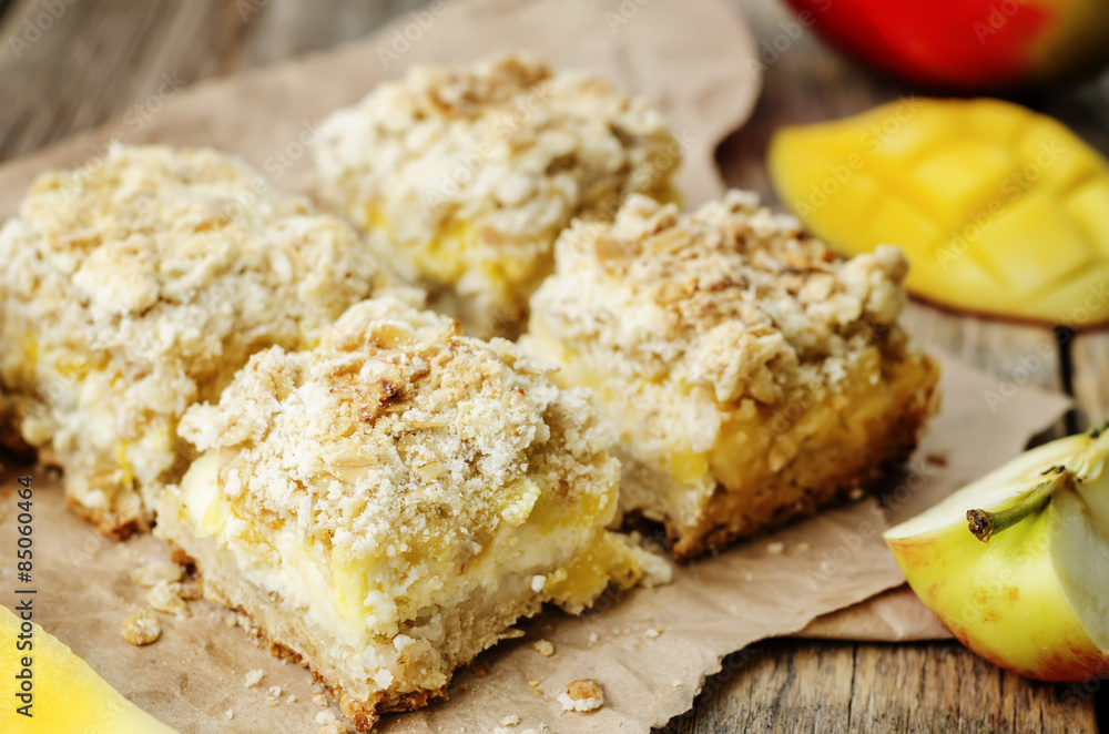 Apple mango cream cheese oat bars