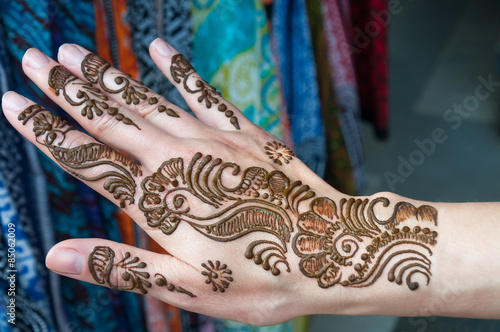 Obraz na płótnie Painting Henna paste on woman's hand w salonie