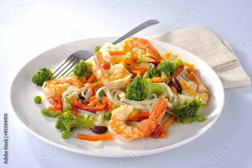 shrimp with noodles and vegetables