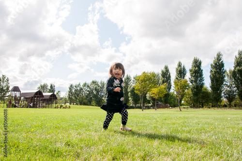 芝生を走る笑顔の子供 © takke_mei