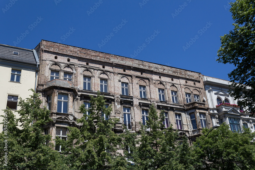 Altbau Fassade Berlin Mitte - unsaniertes Wohnhaus, 