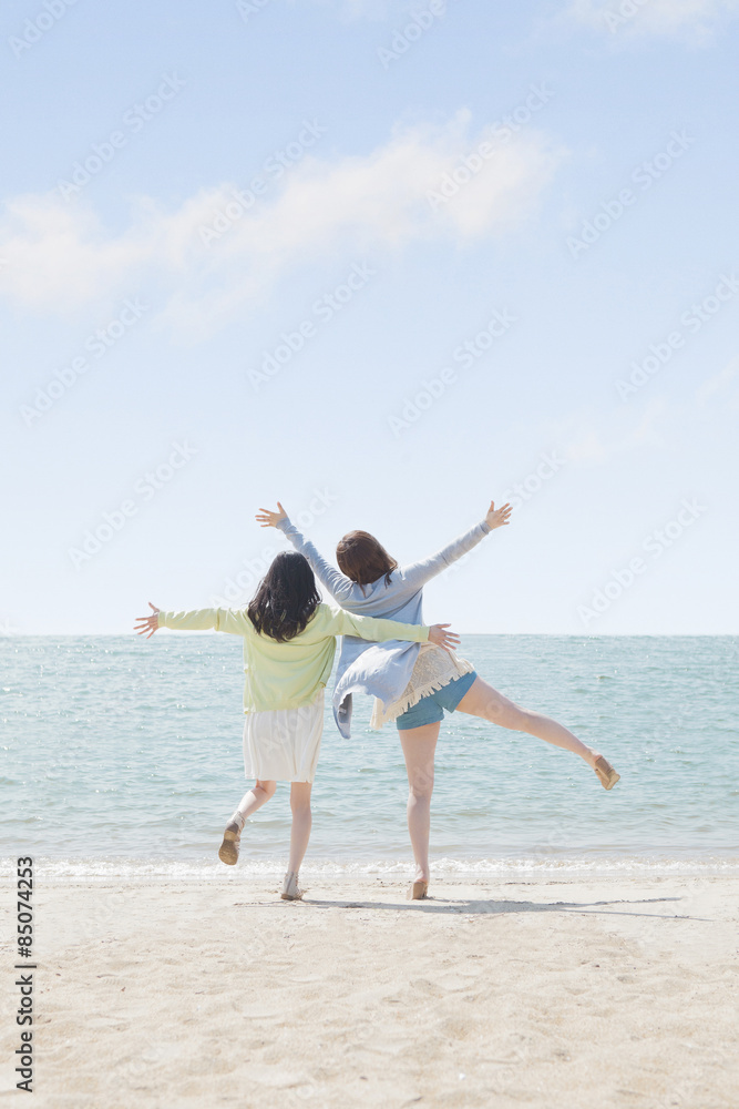 海辺で遊ぶ女の子たち