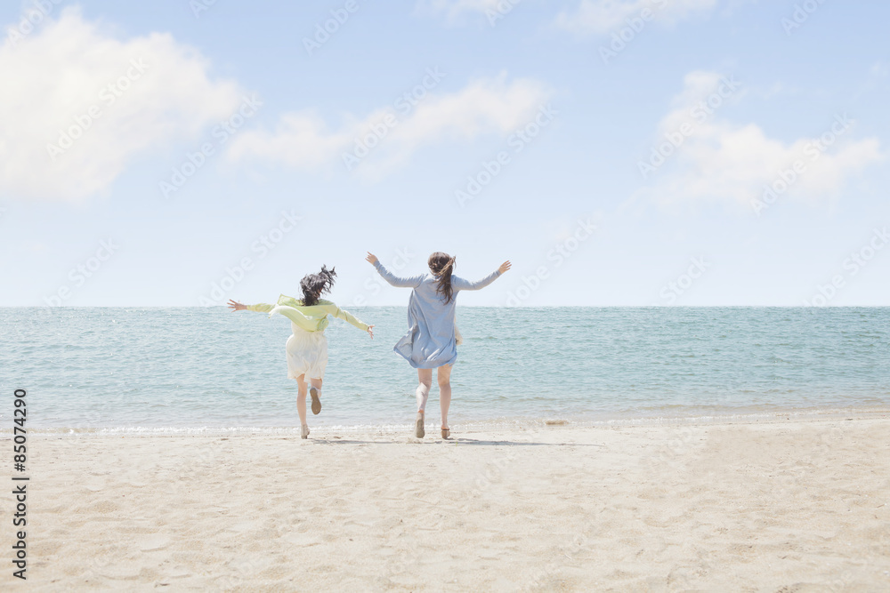 海辺で遊ぶ女の子たち