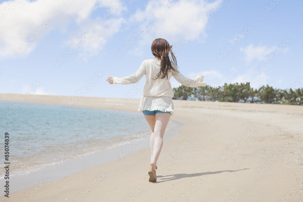 海辺で遊ぶ女の子