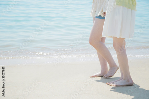 海辺で遊ぶ女の子たち