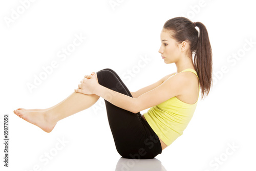 Woman exercising and doing a crunch.