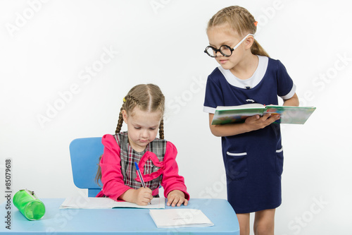 Photo Girl student teacher dictating dictation