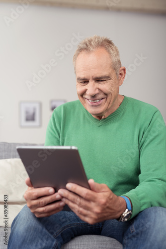 älterer mann liest ein e-book