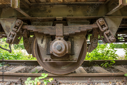 Blattfedern eines alten Eisenbahnwaggons photo