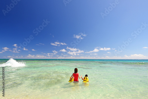 南国沖縄のビーチで遊ぶ親子 © sunabesyou
