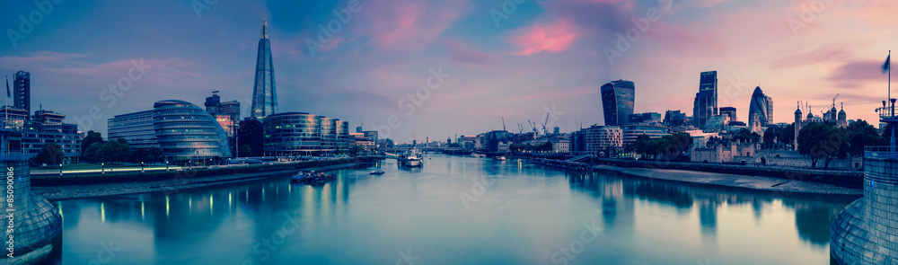 Naklejka premium Panoramiczny widok na Londyn i Tamizę o zmierzchu, z wieży Brid