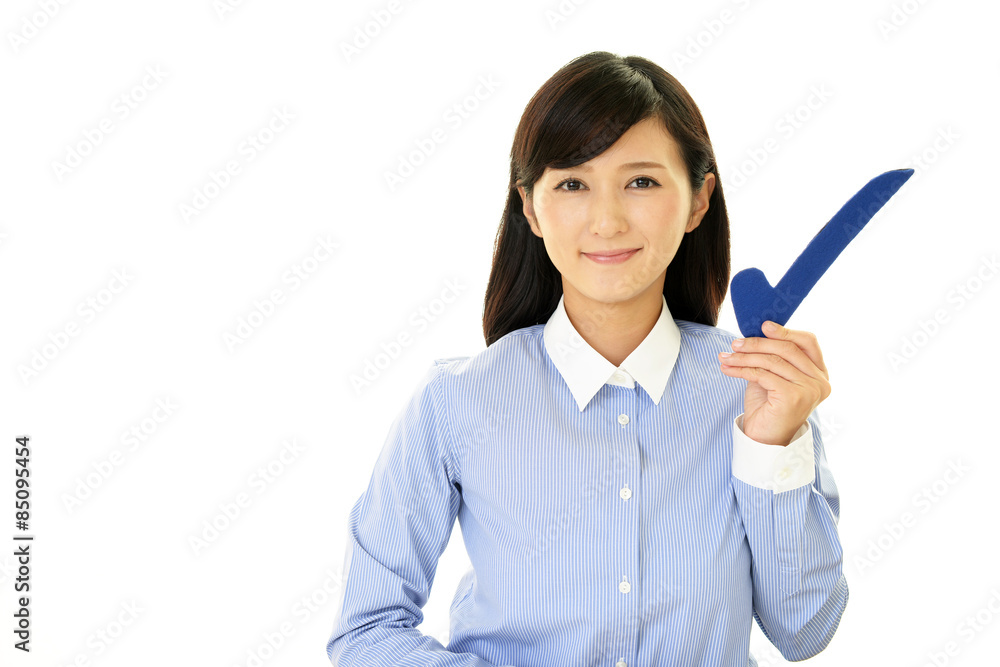 チェックマークを持つ女性