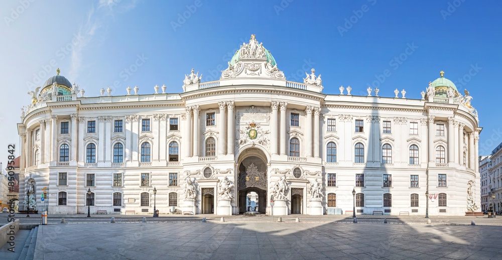 Obraz premium Michaelertrakt z Hiszpańską Szkołą Jeździecką i Muzeum Sisi w Hofburgu w Wiedniu w Austrii