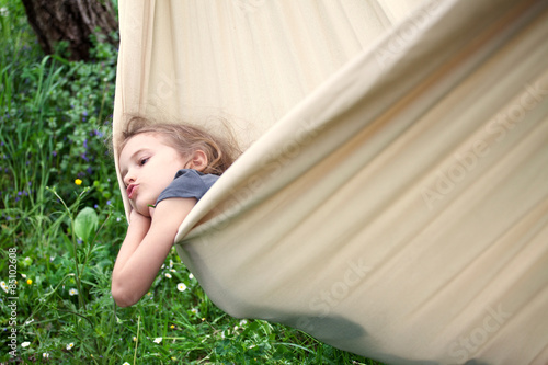 Fotografía Girl relaxing in hammock