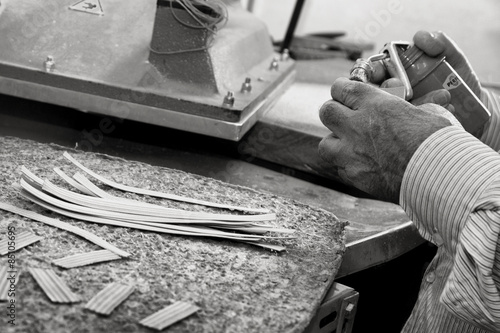 Un laboratorio artigianale di scarpe a Napoli, quartiere Materdei photo