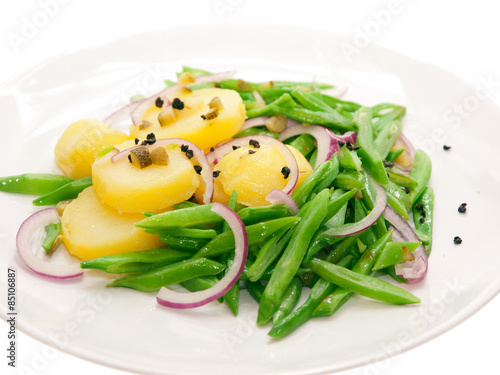 Foto warm potato salad with runner beans