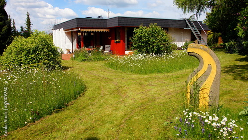 Einfamilienbungalow mit natürlichem großen Garten im Frühling photo