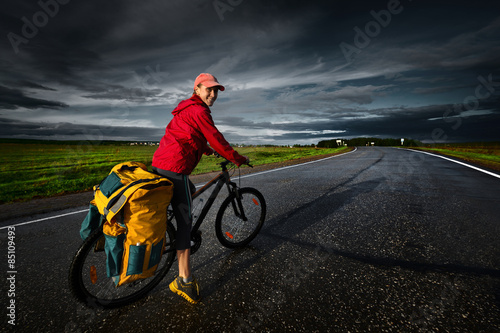 Fototapeta Naklejka Na Ścianę i Meble -  Woman riding the bicycle