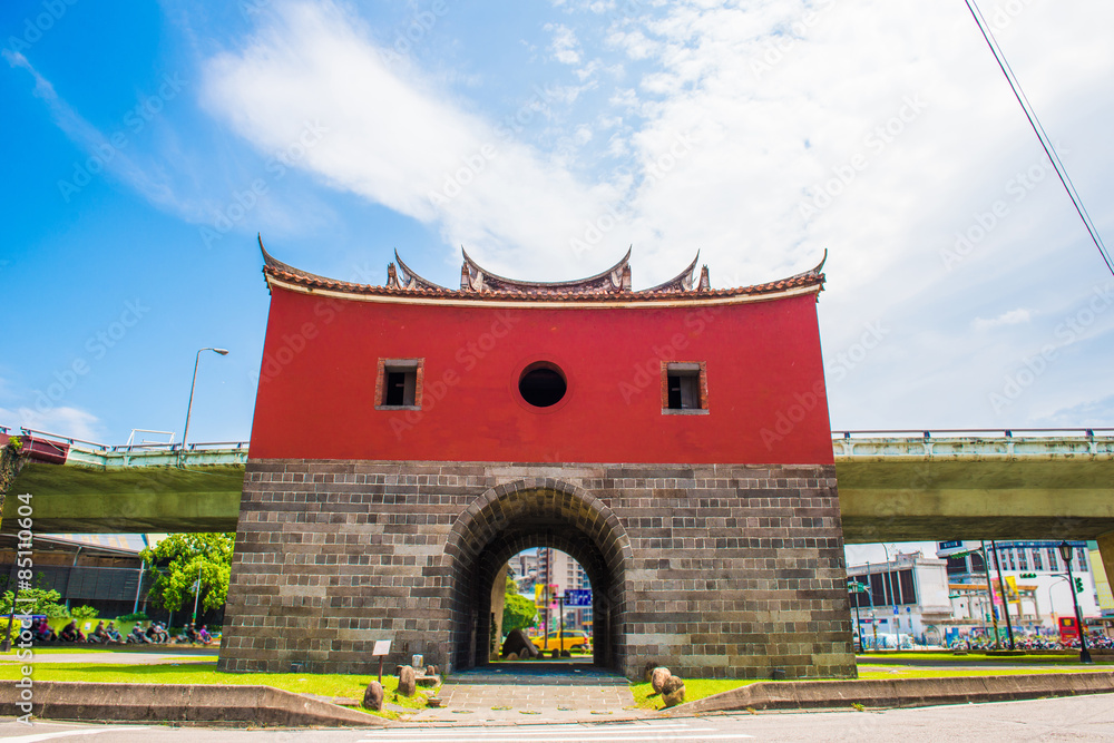 Naklejka premium northern gate of the old taipei city