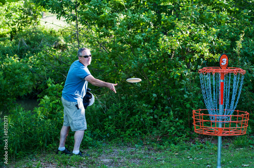 man playing disc golf