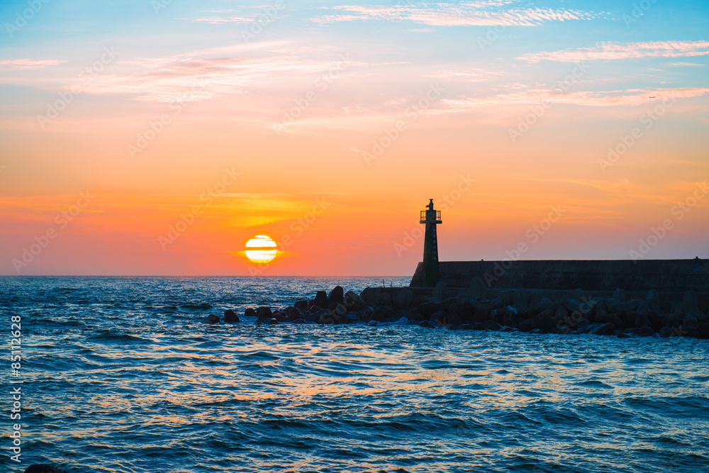 Fototapeta premium lighthouse under sunburst