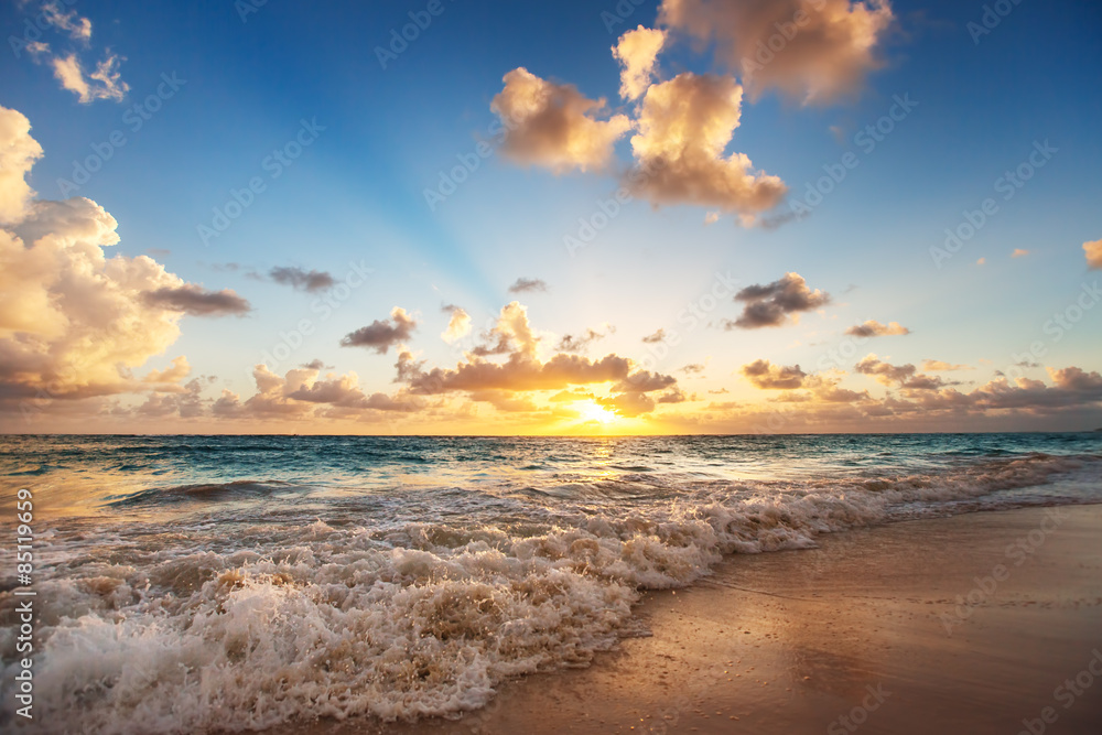 Sunrise on the beach of Caribbean sea - obrazy, fototapety, plakaty 