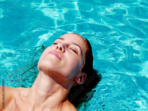 Mulher relaxando na piscina