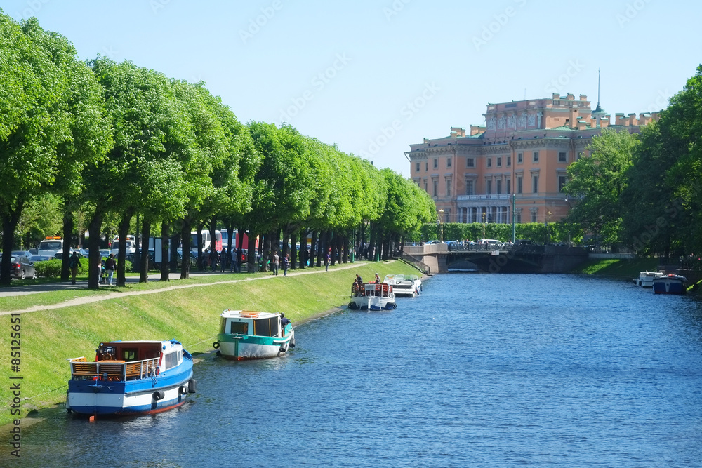 Obraz premium boat on a Moika river in St. Petersburg