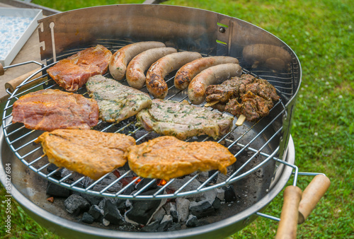 Steaks und Wurst auf dem Grill