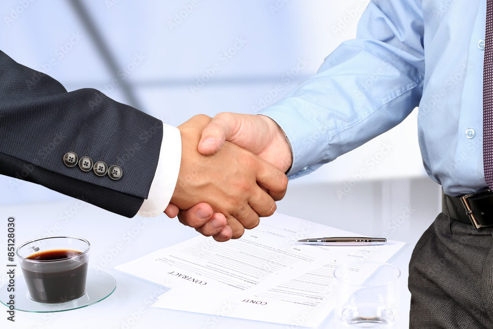  The Close-up image of a firm handshake between two colleagues u