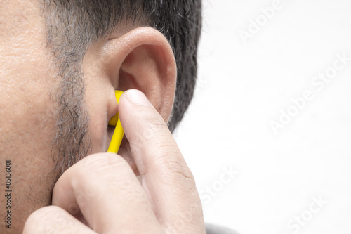 Foto Man listening with him hand on an ear