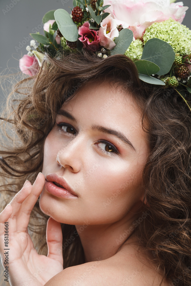 Naklejka premium Stubio beauty portrait of cute young woman with flower crown