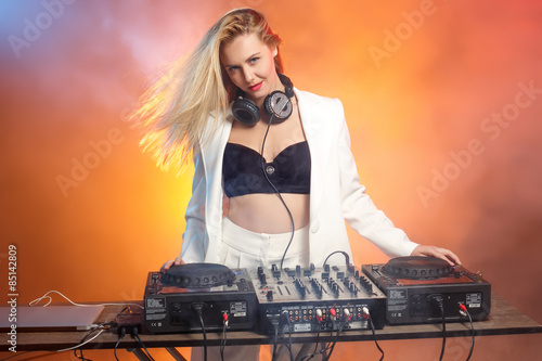 Fotografie Beautiful blonde DJ girl on decks - the party,