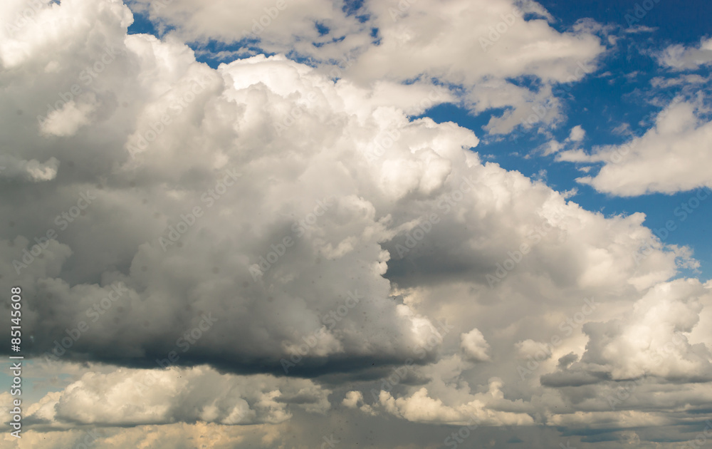 Fototapeta Duże chmury deszczowe i błękitne niebo
