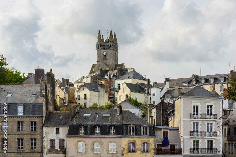 La ville Quimperlé en Bretagne avec l'église Saint Michel
