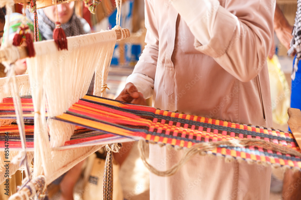 Obraz premium Man produces the fabric
