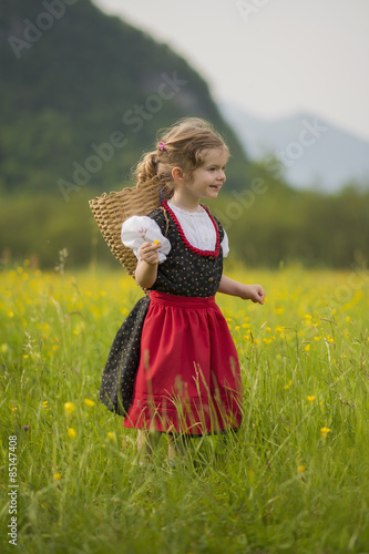 Obraz na płótnie Bambina nel campo di fiori con gerla w salonie