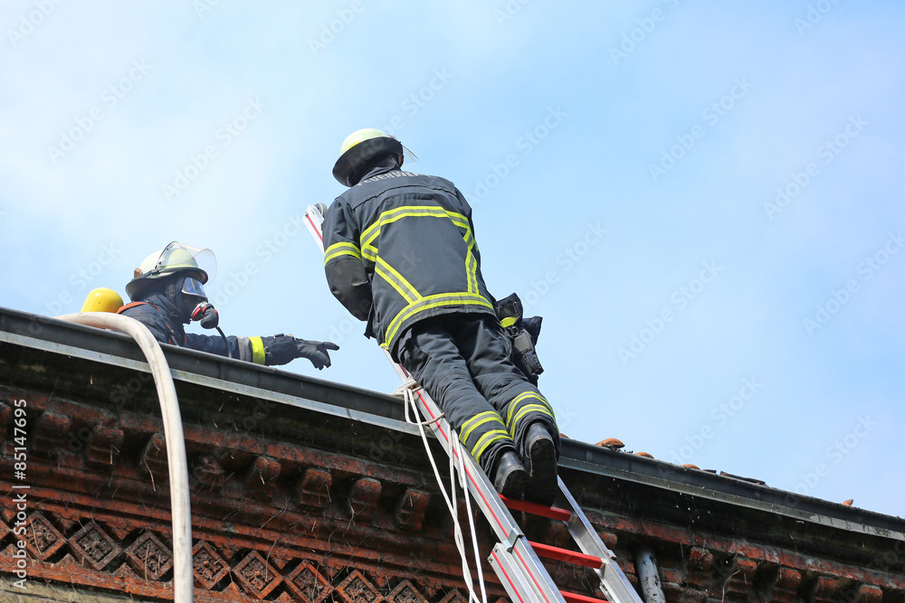 Fototapeta premium Schiebleiter an Altbau