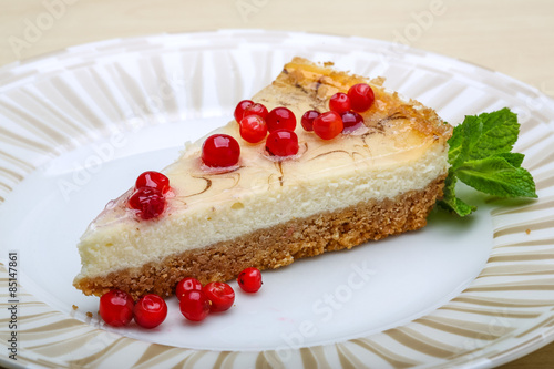 Cheesecake with berries and mint