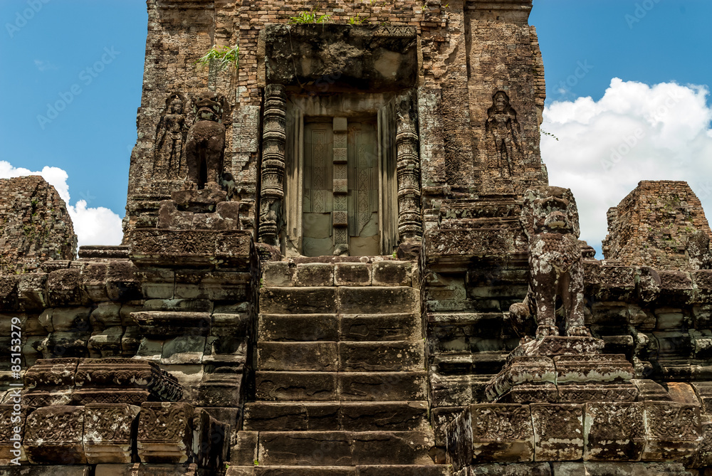 Fototapeta premium sight of the central prasat in the archaeological pre rup place in siam reap, cambodia