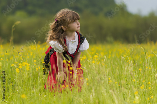Obraz na płótnie Bambina bionda nel campo di fiori w salonie