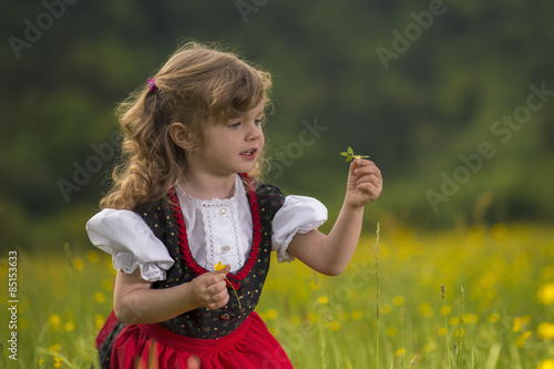Obraz na płótnie Ritratto di Bambina con fiori w salonie