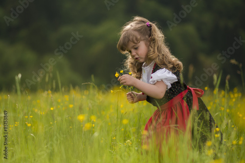 Obraz na płótnie Ritratto di Bambina con fiori w salonie